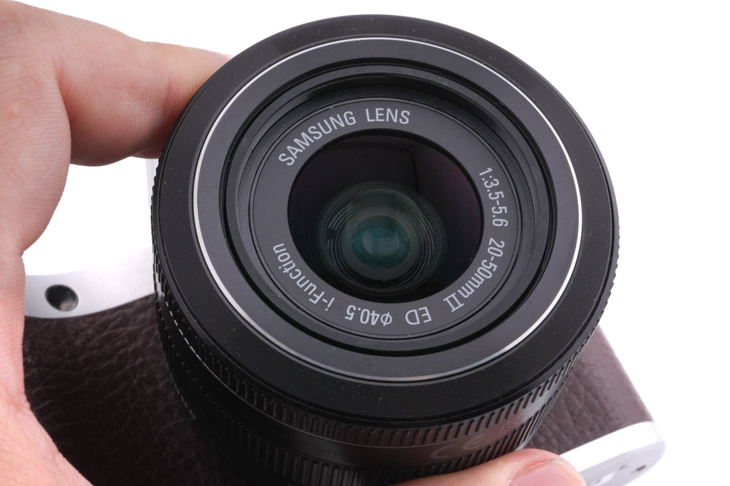 Samsung NX300 + 20-50mm f3.5-5.6 II ED i-Function + SEF8A Flash