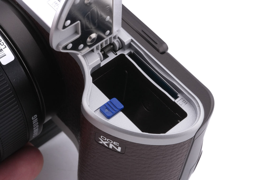 Samsung NX300 + 20-50mm f3.5-5.6 II ED i-Function + SEF8A Flash