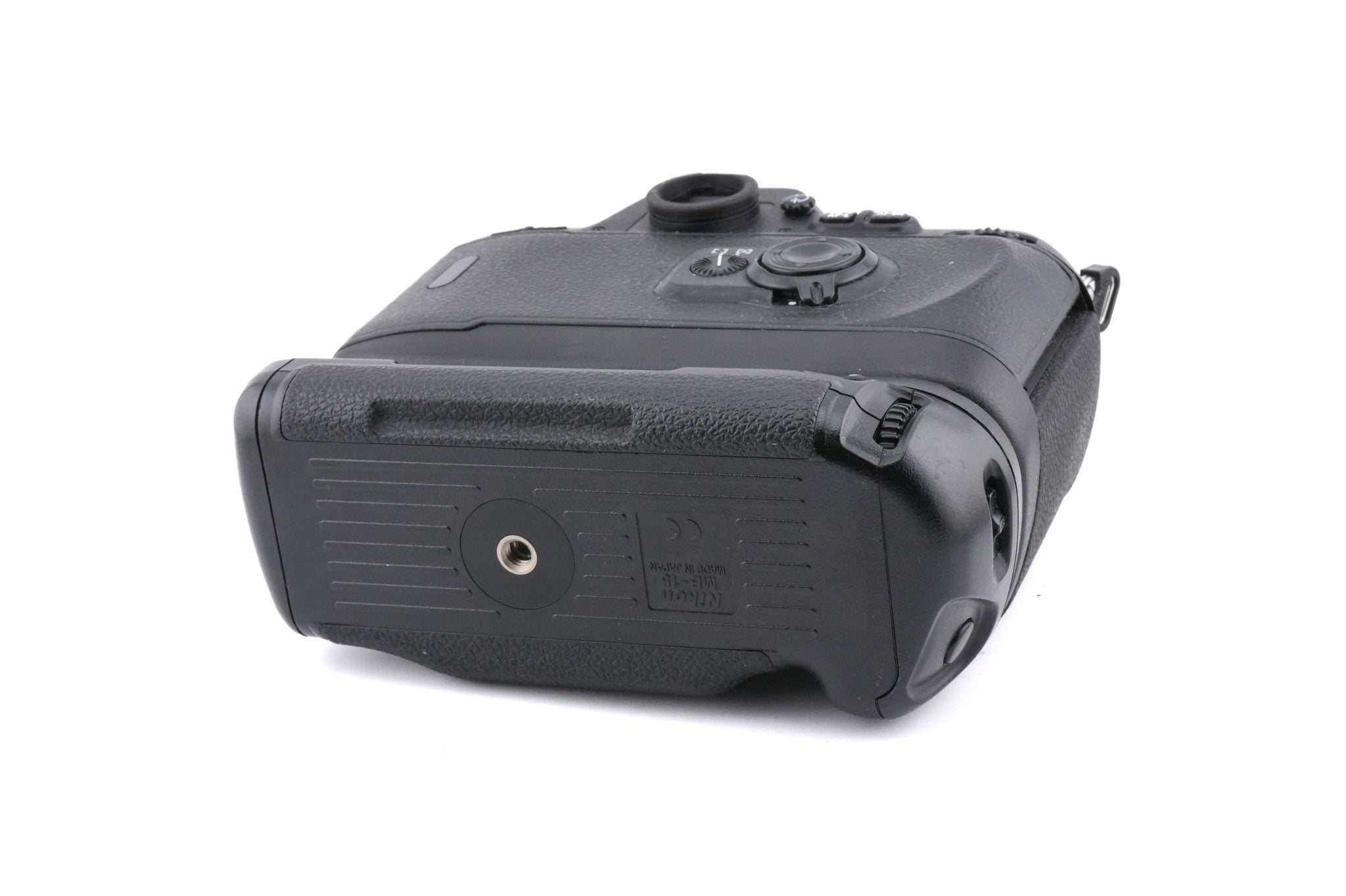 Nikon F100 + MB-15 Multi-Power High Speed Battery Pack