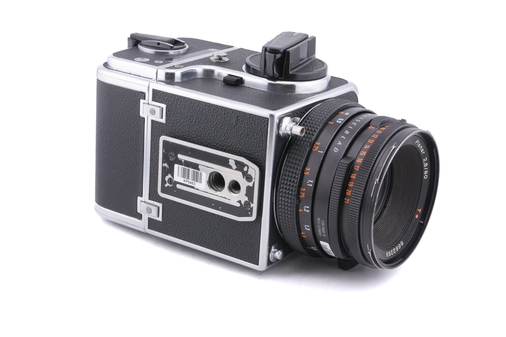Hasselblad 500C/M (Silver, 10026) + 80mm f2.8 Planar T* CF (20029) + A12 Film Magazine (Silver, 30074) + Waist Level Finder (Old / Silver, 42021) + Standard Focusing Screen (42161)