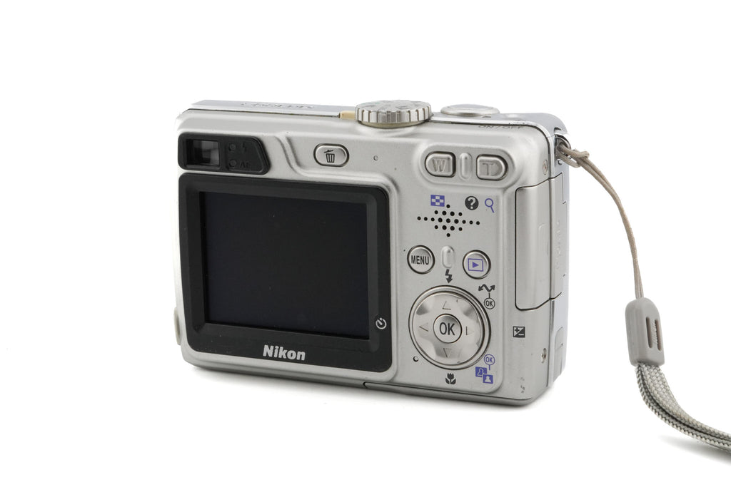 Nikon Coolpix 5900