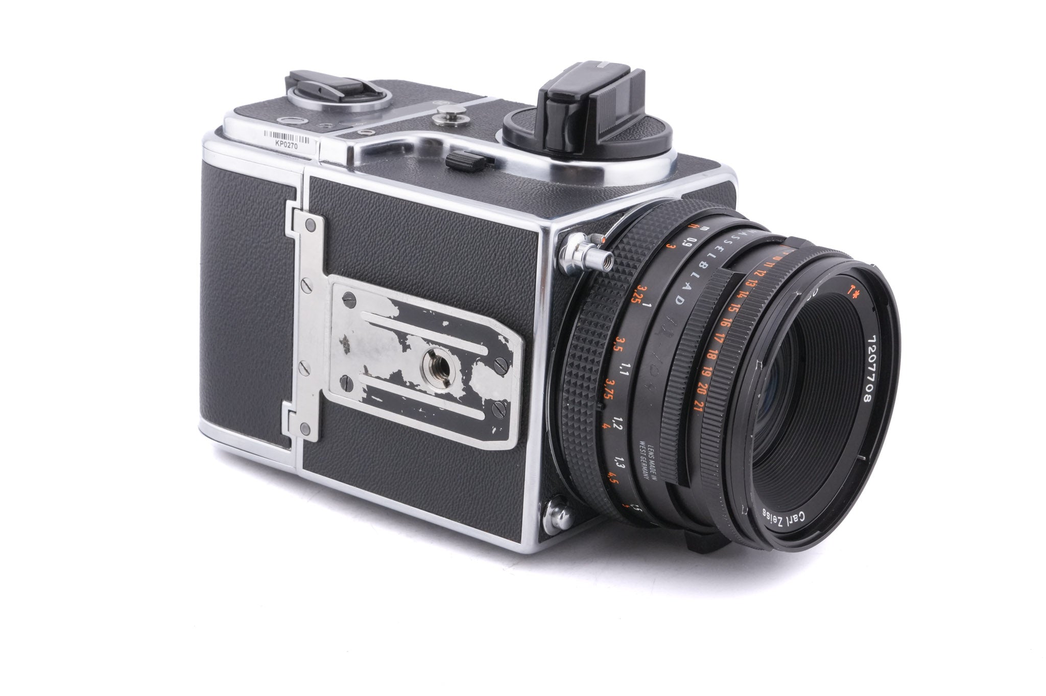 Hasselblad 500C/M (Silver, 10026) + 80mm f2.8 Planar T* CF (20029) + A12 Film Magazine (Silver, 30074) + Checked Focusing Screen with Central Grid (42250) + Waist Level Finder (Old / Silver, 42021)