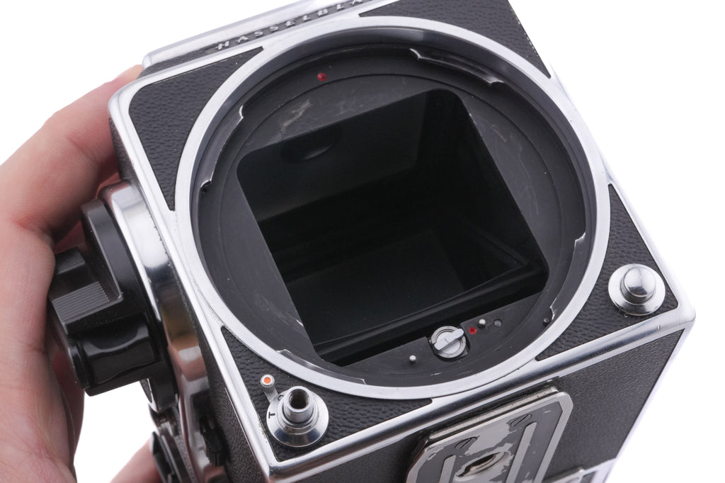 Hasselblad 500C/M (Silver, 10026) + 80mm f2.8 Planar T* CF (20029) + A12 Film Magazine (Silver, 30074) + Checked Focusing Screen with Central Grid (42250) + Waist Level Finder (Old / Silver, 42021)