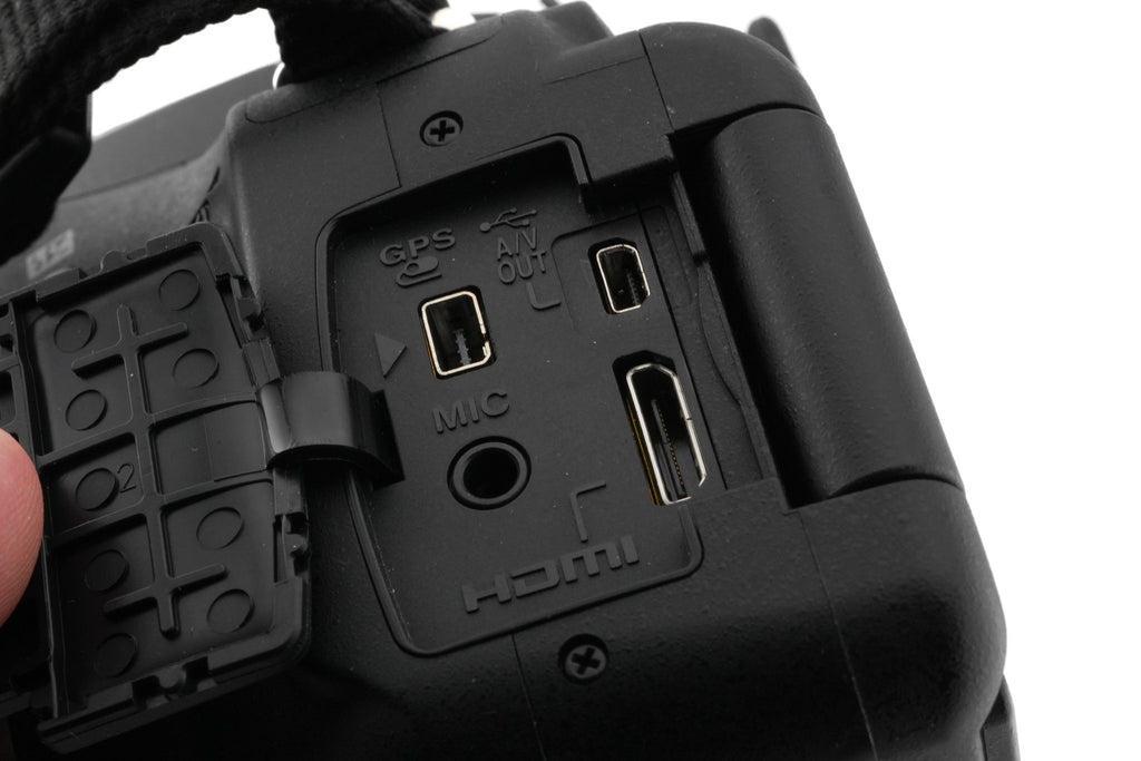 Nikon D5100 + 18-105mm f3.5-5.6 AF-S Nikkor G ED VR