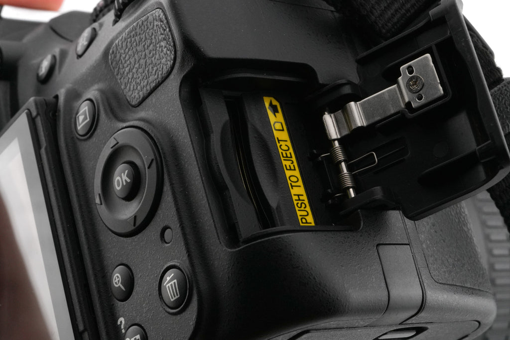 Nikon D5100 + 18-105mm f3.5-5.6 AF-S Nikkor G ED VR
