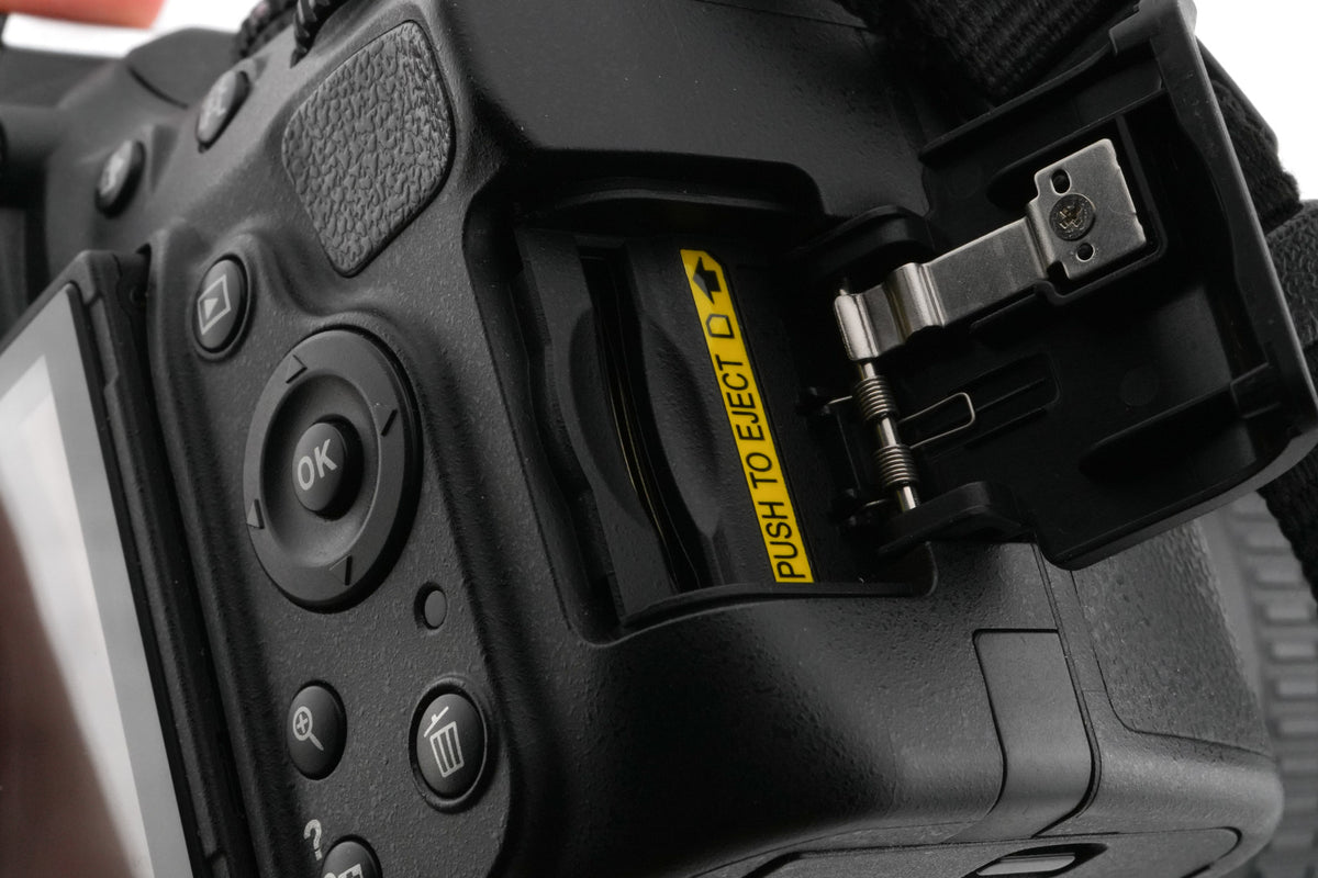 Nikon D5100 + 18-105mm f3.5-5.6 AF-S Nikkor G ED VR