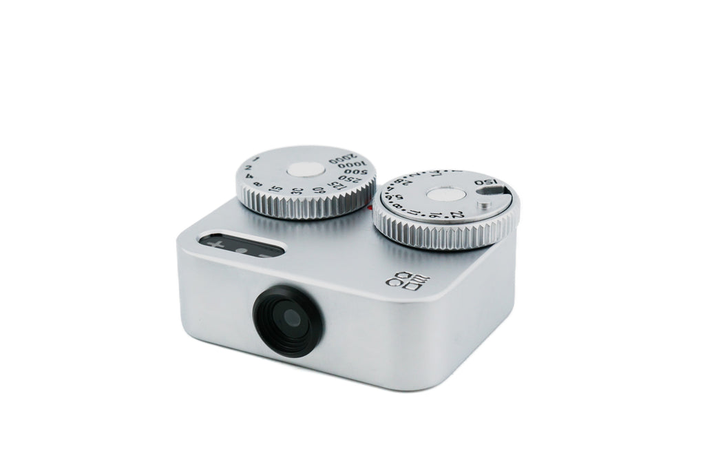 The top part of chrome color Doomo Meter D hot shoe light meter with white background.