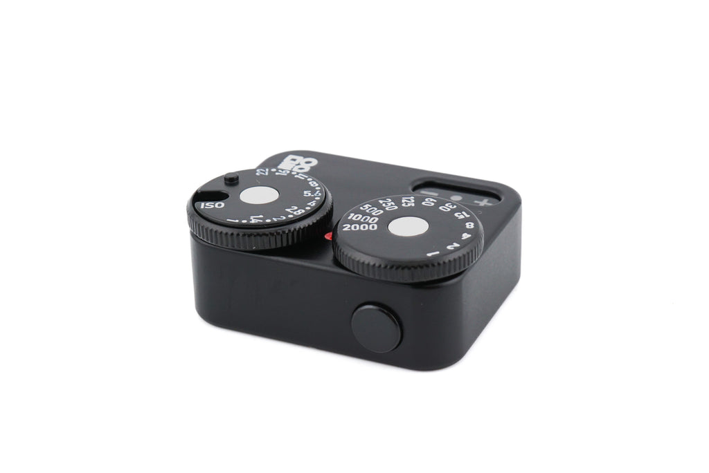 A black Doomo Meter D hot shoe light meter from the top with a white background.