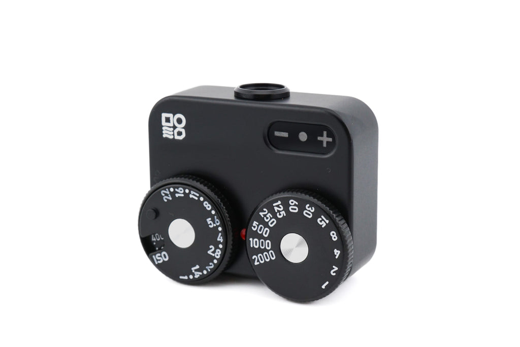 A black Doomo Meter D hot shoe light meter from the top with white background.