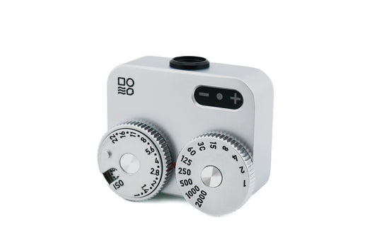 The top of chrome color Doomo Meter D hot shoe light meter with white background.