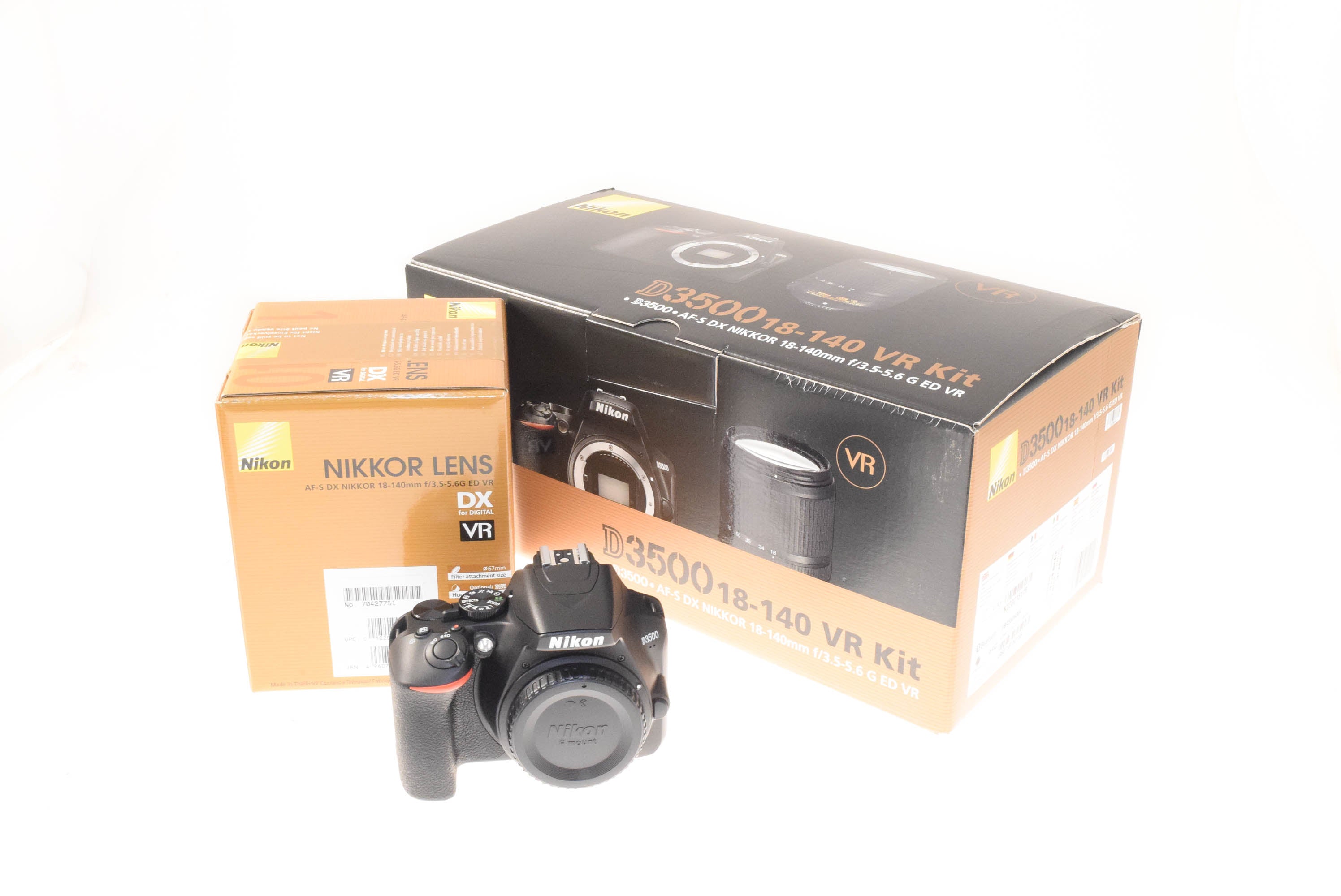 Nikon D3500 + 18-140mm F3.5-5.6 G ED VR AF-S Nikkor