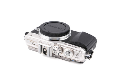 Olympus PEN E-PL7 + FL-LM1 Flash