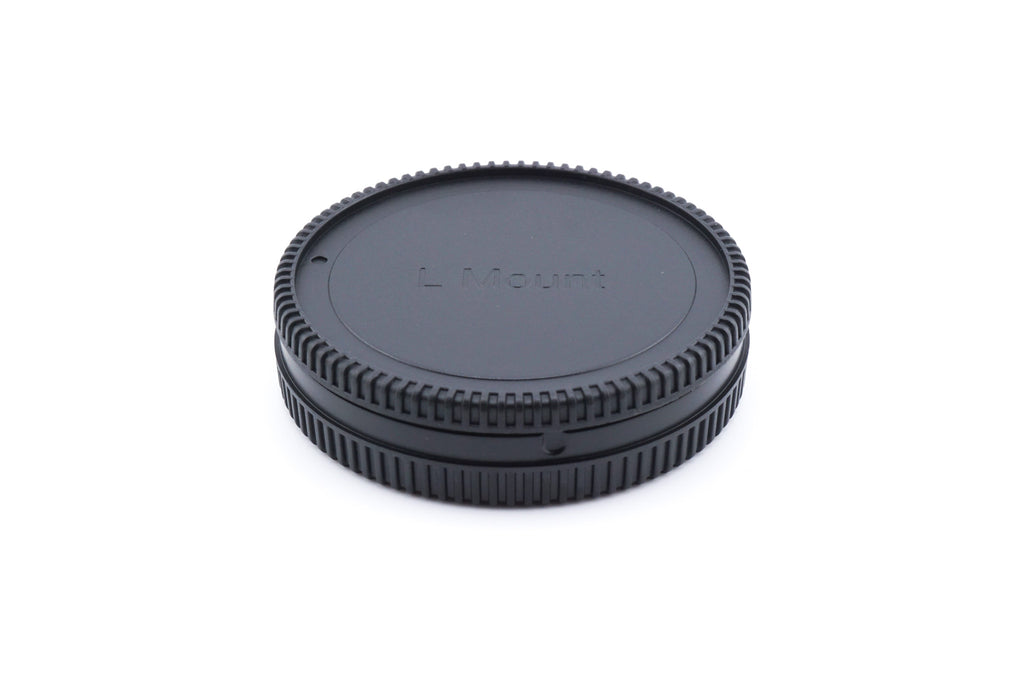 A durable black plastic cap set for protecting your camera body interiors and the back of your lens. Leica L mount.